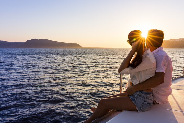 Featured image of a couple enjoying champagne on a yacht with the sunset over the Pacific Ocean.