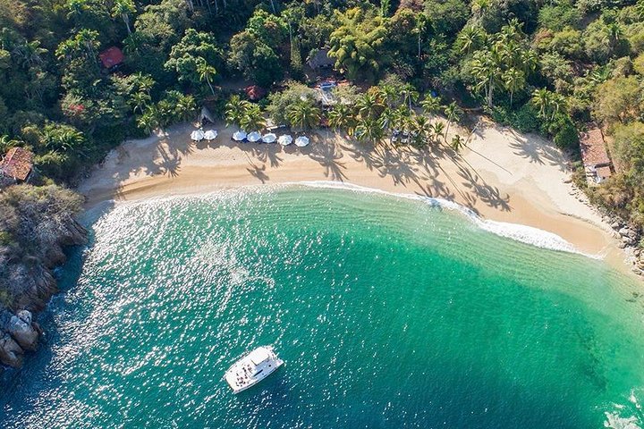photo of snorkelers swimming near Majahuitas’ turquoise water.